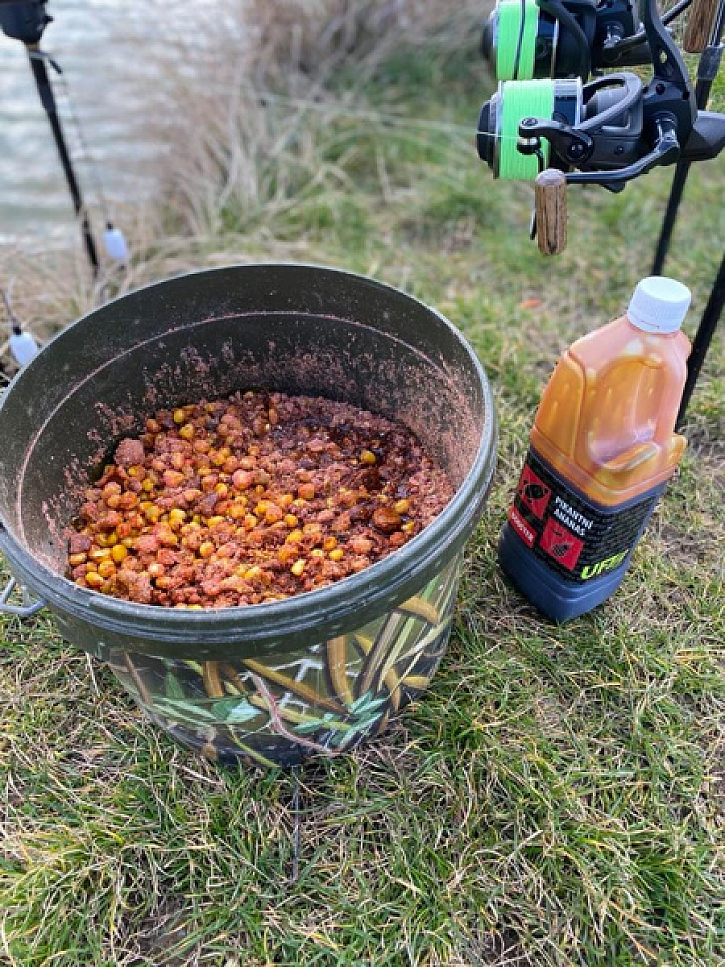 Připravil jsem si krmení z Method mixu, vařené kukuřice a drceného boilies. Vše jsem zalil boosterem.