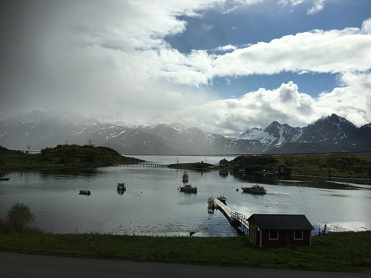 Po úmorné 24 hodin trvající cestě na poloostrov Loppa do osady Bergsfjord jsme se konečně dostali na moře. Na první zástřel to nebylo špatné, 3 tresky obecné.