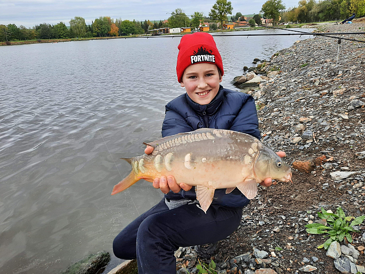 Mladý rybář Michal (12 let) chytá od svých cca 7 Let.