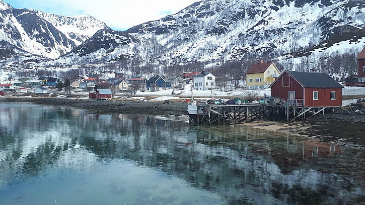 Láďa nám z Norska poslal pár aktuálních fotek z místa, kde budeme v červnu bydlet. Rybařit. Asi tam bude zima.