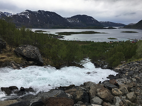 Z ledovcového jezera nad Bergsfjordem to pěkně hučí o údolí
