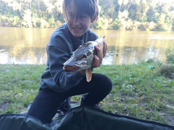 Mladý rybář Michal (12 let) chytá od svých cca 7 Let.
